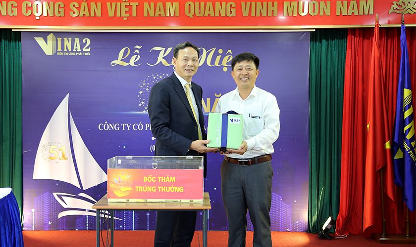 Ông Nguyễn Văn Chính - Phó TGĐ trao tặng món quà kỷ niệm những ngày đầu thành lập 