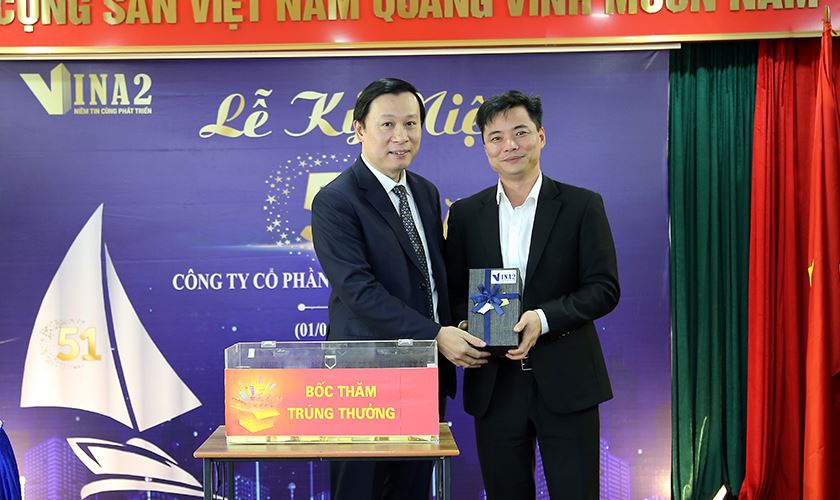Ông Nguyễn Đăng Gô Ganh - Phó TGĐ trao tặng món quà gắn với giai đoạn chuyển đổi mô hình hoạt động
