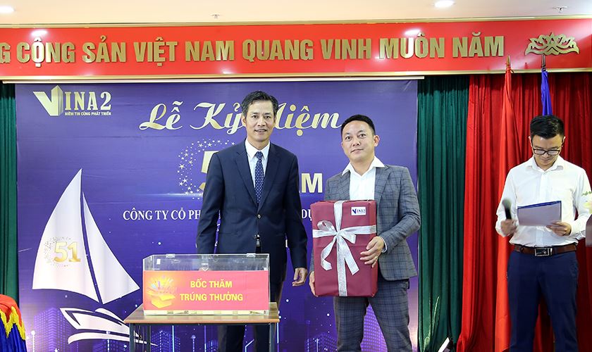 Ông Nguyễn Việt Cường - TGĐ trao tặng món quà gắn với giai đoạn phát triển và mở rộng