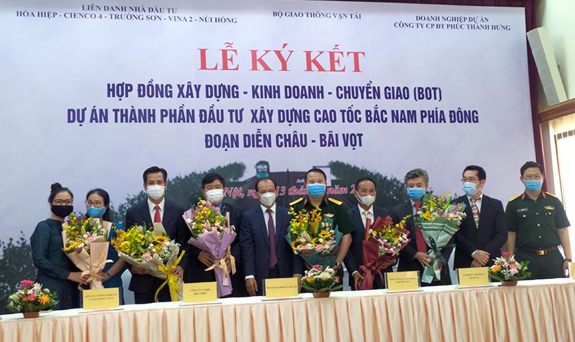 Thứ trưởng Nguyễn Nhật tặng hoa và chụp ảnh lưu niệm cùng doanh nghiệp dự án