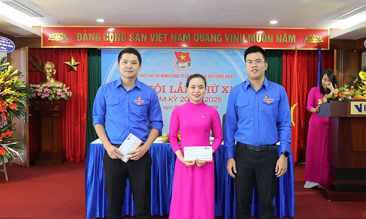 Đ/c Đỗ Xuân Cường tặng quà tri ân các đoàn viên tiêu biểu nhiệm kỳ 2015 - 2020