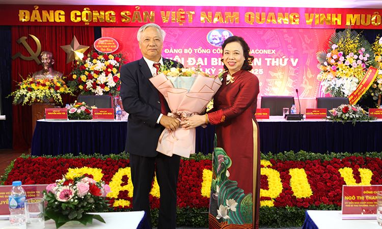 Đ/c Ngô Thị Thanh Hằng - Phó bí thư thường trực thành ủy Hà Nội tặng hoa chúc mừng Đ/c Đào Ngọc Thanh bí thư khóa 2020 - 2025