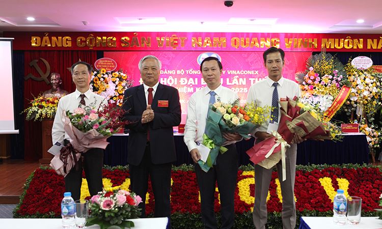 Đ/c Đào Ngọc Thanh - Bí thư Đảng ủy tặng hoa tri ân các Đ/c trong BCH khóa IV