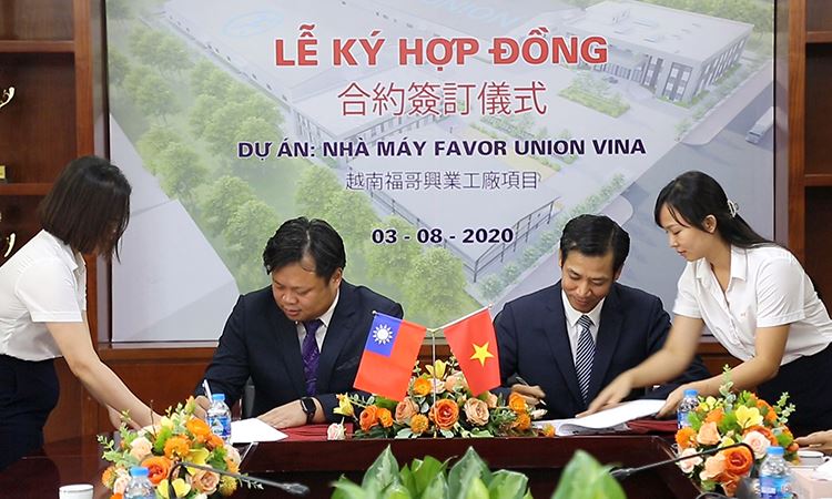 Ông Nguyễn Việt Cường và Ông Liu, Cheng - Shuo đại diện chủ đầu tư và nhà thầu, ký HĐ thi công xây dựng nhà máy Favor Union Vina