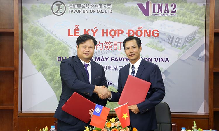 Ông Nguyễn Việt Cường và Ông Liu, Cheng - Shuo đại diện chủ đầu tư và nhà thầu, ký HĐ thi công xây dựng nhà máy Favor Union Vina