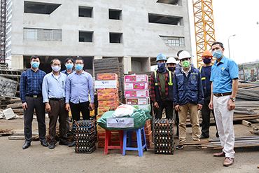 VINA2 triển khai chương trình “Hạt gạo yêu thương” hỗ trợ người lao động tại các công trường khắc phục khó khăn trong đại dịch Covid - 19.