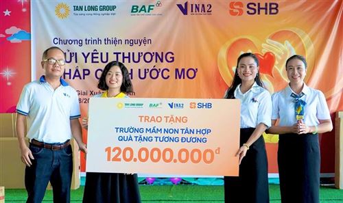 VINA2 phối hợp với các đơn vị tổ chức chương trình Thắp sáng tương lai – Lan tỏa yêu thương đến học sinh trường Tân Hợp 